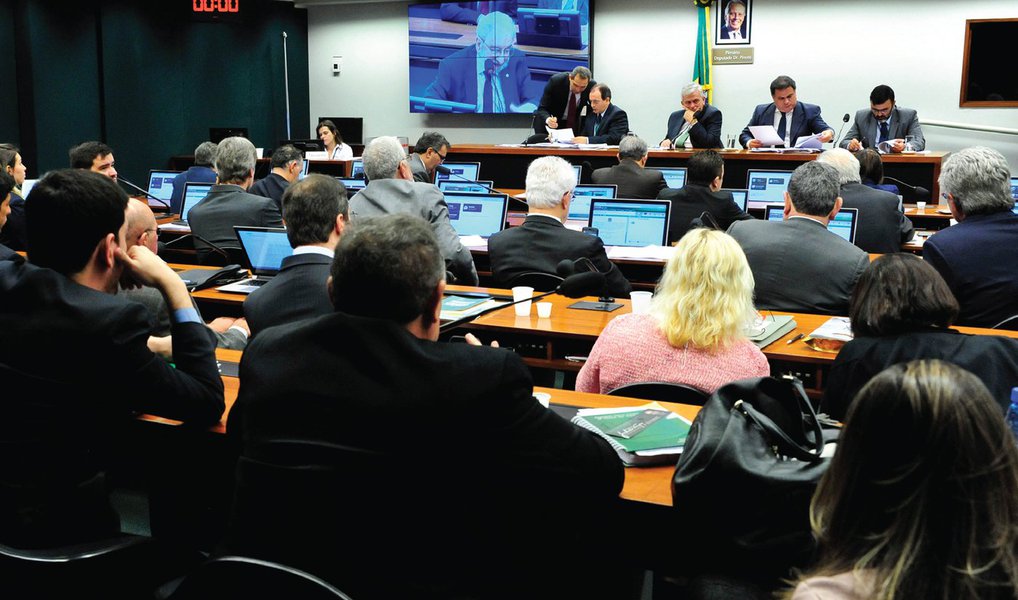 Comissão parlamentar de inquérito (CPI) que investiga irregularidades nas decisões do Conselho Administrativo de Recursos Fiscais (Carf) decidiu, por 16 votos a 10, prorrogar por mais 60 dias os trabalhos do colegiado; decisão final depende agora da Mesa Diretora da Câmara dos Deputados, que terá de analisar o pedido; CPI já tinha conseguido mais 15 dias de prazo para concluir a votação de um parecer final