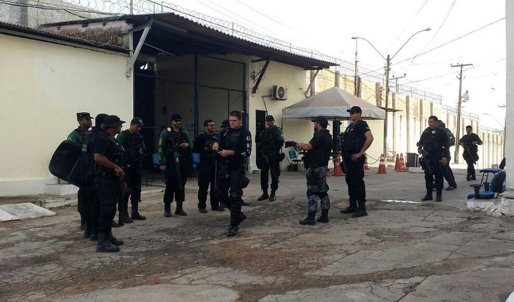 Diante do princípio de motim, registrado em uma das unidades do Complexo Penitenciário de São Luís, o governo estadual intensificou a segurança interna prisional e destacou mais de 300 agentes de segurança prisional, além de policiais do Batalhão de Choque da Polícia Militar; o contingente tem realizado ações ostensivas, com intuito de manter a ordem e disciplina nos estabelecimentos carcerários. Presos da Unidade de Ressocialização do Complexo Penitenciário de Pedrinhas iniciaram uma rebelião e colocaram fogo em colchões e barulhos de explosão foram ouvidos; na área externa, parentes buscam informações sobre os internos