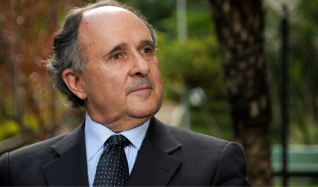 Senador brasiliense, que historicamente empunha a bandeira da educação, ainda não se manifestou sobre a extinção, pelo governo interino de Michel Temer, do Programa Nacional de Combate ao Analfabetismo; neste domingo, os Jornalistas Livres telefonaram para o senador, que vem apoiando o impeachment da presidenta Dilma Rousseff (PT), para saber sua avaliação da mais nova medida, mas ele não atendeu às ligações