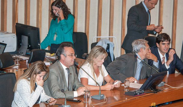 A votação em segundo turno do projeto que regulamenta o serviço de empresas de transporte individual privado, como o Uber, na Câmara Legislativa do Distrito Federal (CLDF) foi adiada para terça-feira (28); mais uma vez a Emenda 65, que limita o número de motoristas do Uber no DF  em até 1.700, foi motivo de discussão entre os distritais; para a OAB-DF a emenda é inconstitucional