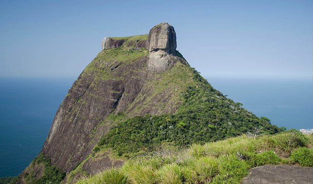Corpo do oficial da Marinha Fernando Brito, 42 anos, que estava desaparecido desde este domingo após saltar de wingsuit da Pedra da Gávea, zona sul da cidade, foi localizado nesta segunda à tarde