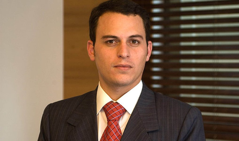 Ministério Público pediu que o Tribunal de Contas da União (TCU) investigue fatos de "extrema gravidade e materialidade" nas contas do Serviço Social do Comércio do Rio de Janeiro (Sesc-RJ) e da Federação do Comércio do Estado do Rio (Fecomercio-RJ); investigação atinge o escritório de advocacia de Tiago Cedraz, filho do presidente do TCU, Aroldo Cedraz; auditoria apontou gastos de R$ 108,9 milhões com serviços advocatícios sendo que parte dos pagamentos não foram comprovados ou estão fora da finalidade da instituição; escritório de Cedraz aparece como tendo emitido uma nota fiscal no valor de R$ 6,1 milhões para a Fecomercio-RJ ; trasferência foi autorizada apesar do cancelamento, Cedraz já é investigado em um desdobramento da Operação Lava Jato