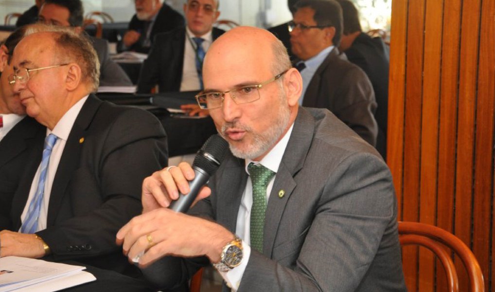  A Caixa Seguridade, que reúne as participações da Caixa Econômica Federal em seguros e previdência, anunciou nesta segunda-feira que seu Conselho de Administração nomeou Raphael Rezende Neto como novo diretor-presidente da companhia; ele assume para um mandato de dois anos, podendo ser reeleito, e vai substituir Josemir Mangueira Assis, que está se aposentando