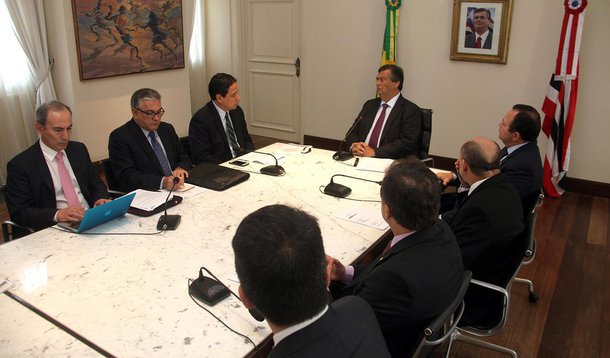 O governador Flávio Dino recebeu representantes do Banco de Desenvolvimento da América Latina / Corporação Andina de Fomento – CAF para apresentar o ‘Projeto Corredor Sul Norte de Integração do Maranhão’; a reunião marca a fase inicial das tratativas técnicas sobre o projeto do executivo de qualificar a MA-006 para desenvolver as potencialidades logísticas e econômicas do estado; o projeto de qualificação da MA-006 prevê a Integração Sul-Norte do Maranhão com a reconstrução de um trecho de 649 km da rodovia entre o município de Alto Parnaíba e o Entroncamento da BR-222, além da pavimentação de 310 km de rodovias alimentadoras