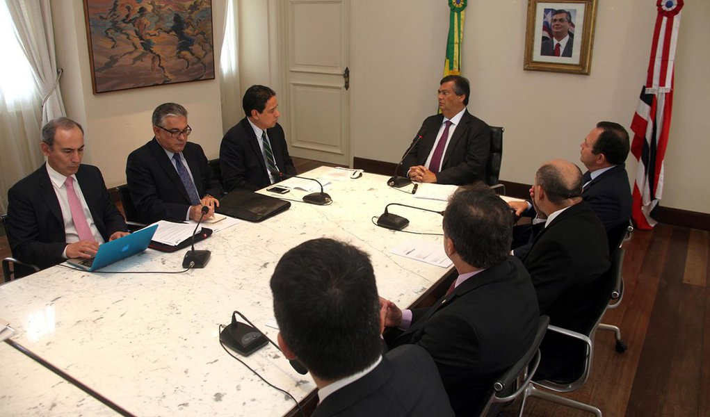 O governador Flávio Dino recebeu representantes do Banco de Desenvolvimento da América Latina / Corporação Andina de Fomento – CAF para apresentar o ‘Projeto Corredor Sul Norte de Integração do Maranhão’; a reunião marca a fase inicial das tratativas técnicas sobre o projeto do executivo de qualificar a MA-006 para desenvolver as potencialidades logísticas e econômicas do estado; o projeto de qualificação da MA-006 prevê a Integração Sul-Norte do Maranhão com a reconstrução de um trecho de 649 km da rodovia entre o município de Alto Parnaíba e o Entroncamento da BR-222, além da pavimentação de 310 km de rodovias alimentadoras