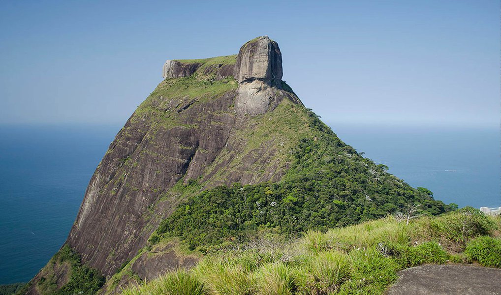 Corpo do oficial da Marinha Fernando Brito, 42 anos, que estava desaparecido desde este domingo após saltar de wingsuit da Pedra da Gávea, zona sul da cidade, foi localizado nesta segunda à tarde