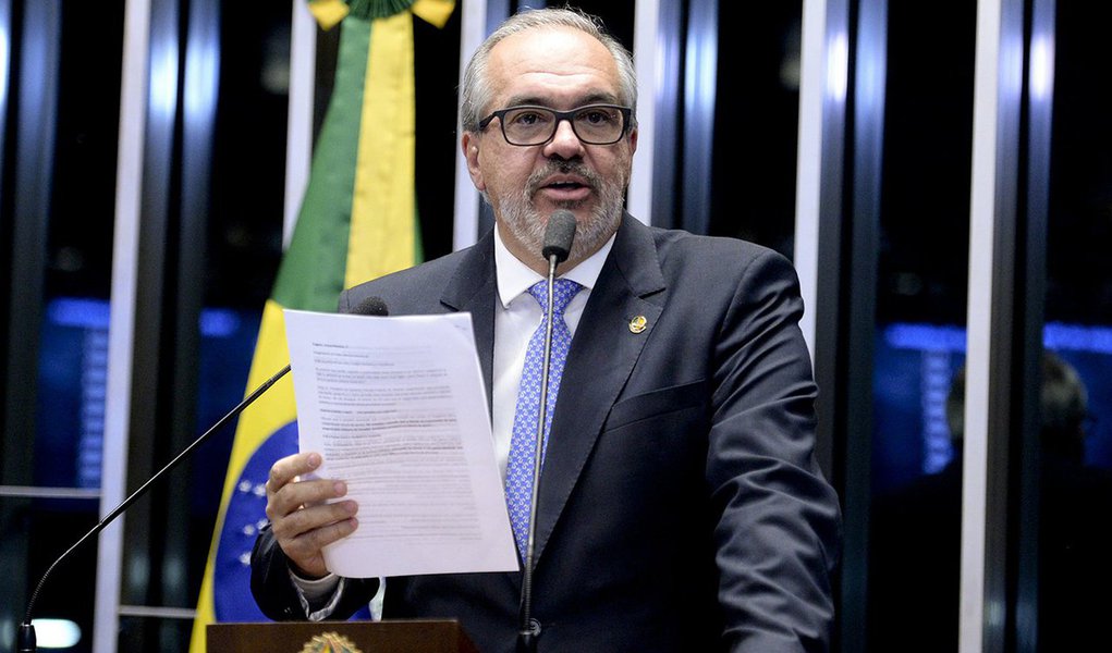 O senador Roberto Muniz (PP-BA), que vinha mantendo em segredo sua posição sobre o impeachment da presidenta Dilma Rousseff, declarou nesta terça (9) que votará contra a pronúncia da presidenta por crime de responsabilidade; o senador lembrou da importância de Dilma como a primeira mulher eleita presidente do país e disse não estar convencido do dolo e de que ela tenha praticado crimes; para ele, a condenação da presidenta poderá gerar situação de insegurança para outros gestores públicos