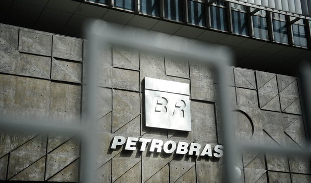 A Petrobras finalizou nesta quarta (27) a operação de venda da totalidade de sua participação de 67,19% na Petrobras Argentina (PESA) para a Pampa Energía; o negócio chegou a US$ 897 milhões; segundo a Petrobras, a operação, realizada por meio de processo competitivo, é parte importante do plano de desinvestimentos (venda de ativos) da empresa
 