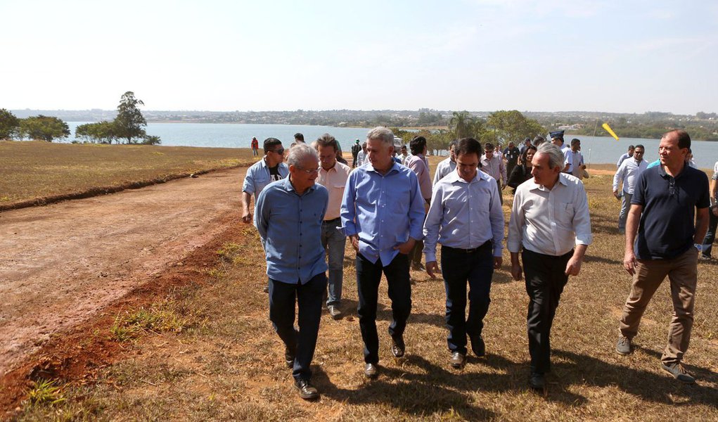 Foram retomadas as obras de recuperação da área degradada na Península dos Ministros, no Lago Sul; o local, de preservação permanente na orla do Lago Sul, começou a ser desocupado pelo governo de Brasília em agosto de 2015; o governador Rodrigo Rollemberg assinou autorização para o reinício das intervenções no Parque da Asa Delta, na QL 12