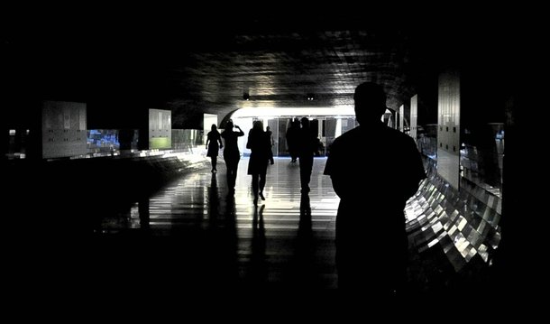 O incêndio em uma subestação da Companhia Energética de Brasília deixou nesta segunda (27) o Senado completamente sem luz e provocou o encerramento antecipado dos trabalhos da Comissão Processante do Impeachment; as duas testemunhas de defesa da presidente Dilma Rousseff que ainda deveriam ser ouvidas nesta segunda deverão retornar para depoimentos amanhã (28)