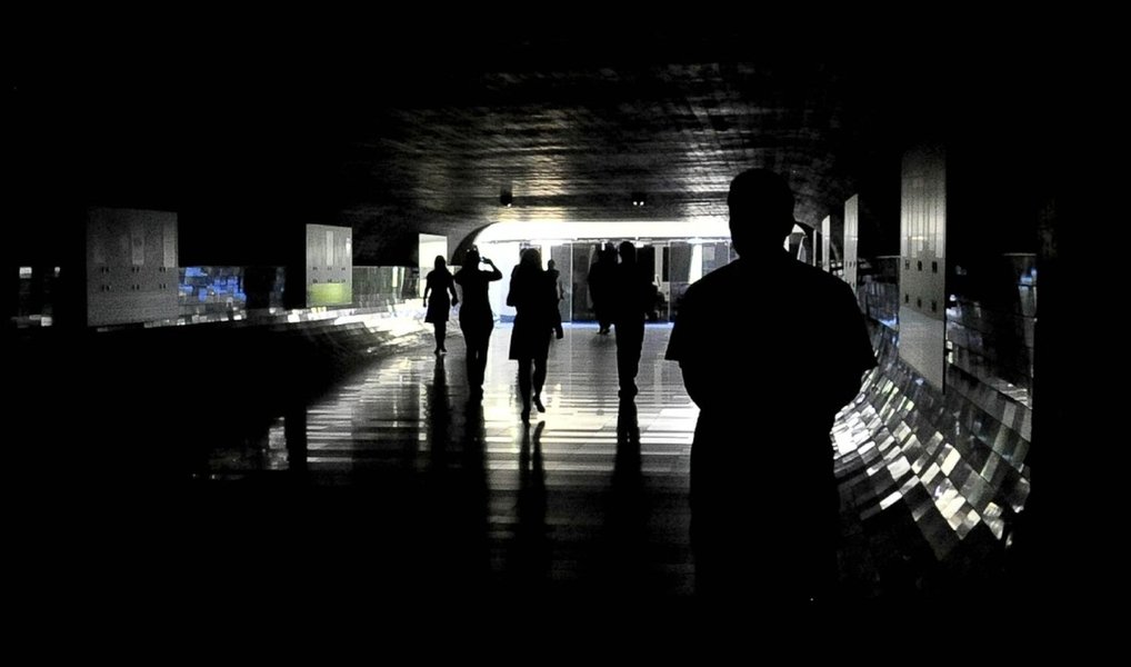 O incêndio em uma subestação da Companhia Energética de Brasília deixou nesta segunda (27) o Senado completamente sem luz e provocou o encerramento antecipado dos trabalhos da Comissão Processante do Impeachment; as duas testemunhas de defesa da presidente Dilma Rousseff que ainda deveriam ser ouvidas nesta segunda deverão retornar para depoimentos amanhã (28)