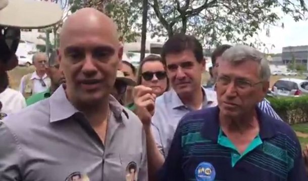 Jornalista Fernando Brito, do Tijolaço, destaca trecho do texto do Estadão que diz que "Temer não pode ter ministros que sofrem de incontinência verbal e exploram a visibilidade de seus cargos de maneira oportunista"; "Como só Temer e Moraes sabem a razão do compadrio, o presidente usurpador está perto de arranjar seu segundo Cunha, dono de segredos que podem mostrar que ele, além de não ser belo, não vive num mundo tão lá recatado", comenta Brito