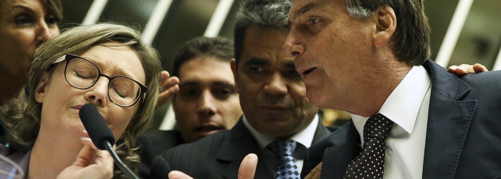 Reunião da comissão geral no plenário da Câmara que discutia a violência contra mulheres e meninas, foi marcada por tumulto e bate-boca entre o deputado Jair Bolsonaro (PSC-RJ) e a presidente do coletivo de lésbicas Coturno de Vênus, Cláudia Macedo; confusão começou quando Cláudia afirmou que "nesta Casa há pelo menos um deputado acusado de apologia ao estupro" e pediu que o parlamentar fosse afastado; aos gritos, Bolsonaro cobrou que ela revelasse quem era o deputado que estava acusando, ele também chamou a ativista de "palhaça" 