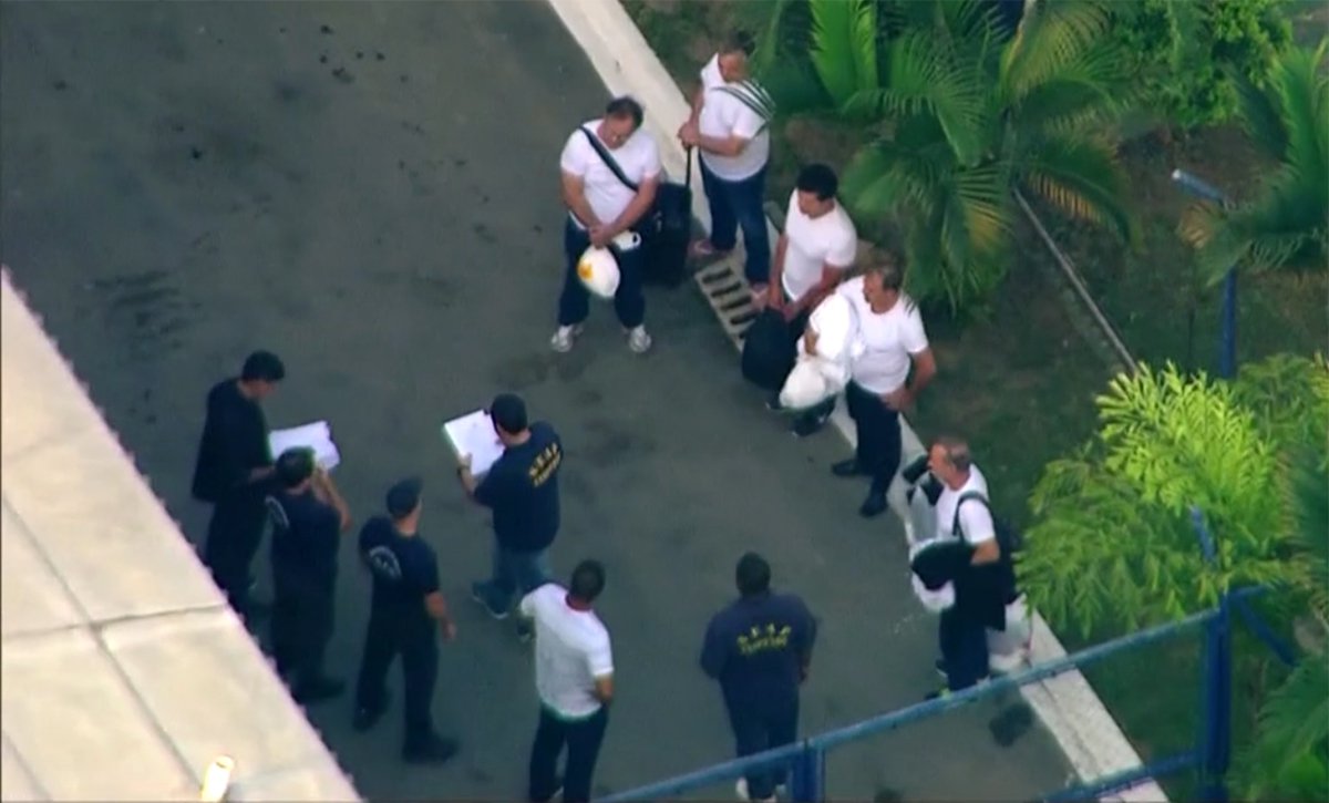 Presos na Operação Saqueador, da Polícia Federal, deixaram o Complexo Penitenciário de Bangu, zona oeste do Rio, na madrugada desta segunda-feira 11 sem tornozeleira eletrônica; além de Carlinhos Cachoeira e de Fernando Cavendish, da Delta Engenharia, também foram soltos Adir Assad, Marcelo Abbud e Cláudio Abreu; os cinco foram presos depois de terem sido denunciados pela lavagem de R$ 370 milhões desviados de cofres públicos