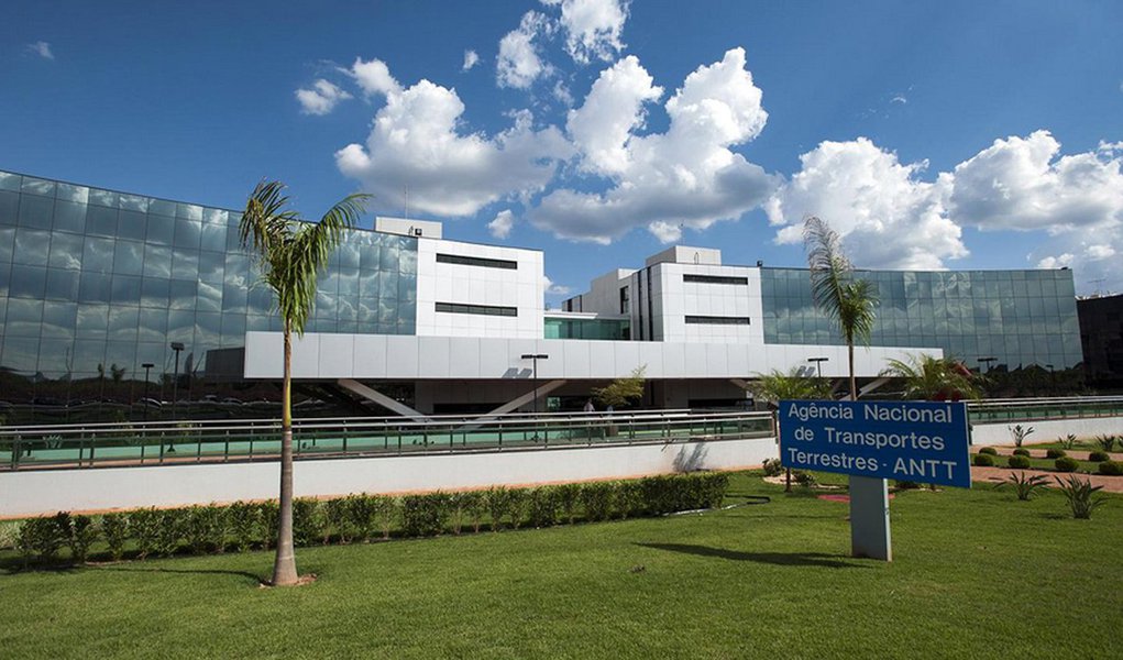Pesquisa realizada pela Fundação Getulio Vargas (FGV) aponta que seis das principais agências reguladoras do país estão capturadas pelo próprio governo; dentre os 140 conselheiros e presidentes dessas agências avaliados pelo grupo de pesquisadores, 34% saíram de ministérios e outros órgãos de governo; somente 6% fizeram carreira na iniciativa privada