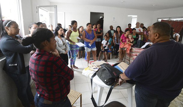 Das cerca de 400 famílias que saíram da Vila Autódromo e trocaram suas casas por um apartamento no condomínio Parque Carioca, na Estrada dos Bandeirantes, zona oeste da cidade, pelo menos 120 pretendem entrar com processo contra a prefeitura para receber uma indenização pelos imóveis derrubados; os moradores da Vila Autódromo foram removidos para a construção do Parque Olímpico