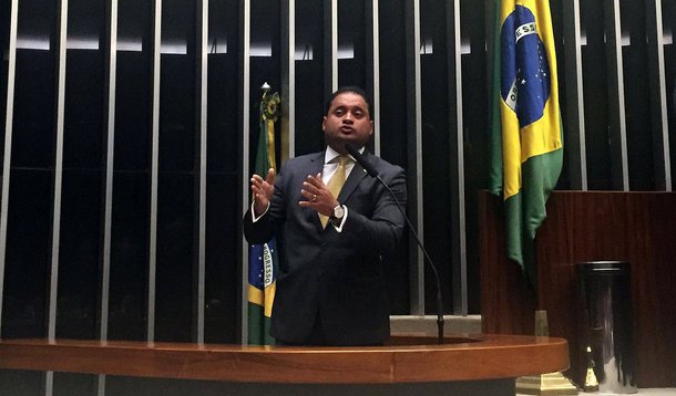 O líder do PDT na Câmara, deputado Weverton Rocha, afirmou que a MP 241, que cria um teto para os gastos públicos, pode provocar um congelamento dos investimentos nas áreas de saúde, educação e previdência social. Segundo o parlamentar, a proposta também "engessa" o funcionalismo público, porque não haverá mais a realização de concursos; "Estamos, de forma violenta, infringindo todos os direitos conquistados pela classe trabalhadora. Dizer que apenas aprovar as medidas aqui apresentadas resolverá tudo, é mentira. A medida vai engessar o Brasil pelos próximos 20 anos. Isso é um retrocesso", disparou