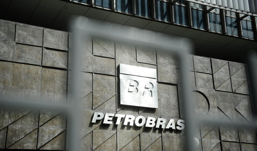 A Petrobras finalizou nesta quarta (27) a operação de venda da totalidade de sua participação de 67,19% na Petrobras Argentina (PESA) para a Pampa Energía; o negócio chegou a US$ 897 milhões; segundo a Petrobras, a operação, realizada por meio de processo competitivo, é parte importante do plano de desinvestimentos (venda de ativos) da empresa
 
