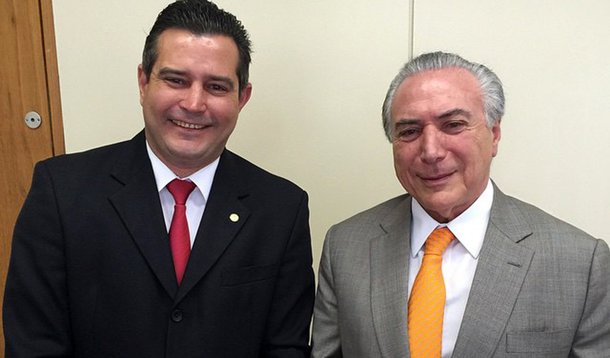 Ministro dos Transportes, Portos e Aviação Civil, Maurício Quintella, disse que o governo vai vender a participação da Empresa Brasileira de Infraestrutura Aeroportuária (Infraero) nas concessões dos aeroportos de Brasília, Guarulhos (SP), Viracopos (SP), Confins (MG) e Galeão (RJ); "Tendência é a dissolução do capital. Só não definimos ainda o momento", disse; "Essa é uma decisão tomada. A Infraero deverá ter seu capital dissolvido nos aeroportos", acrescentou