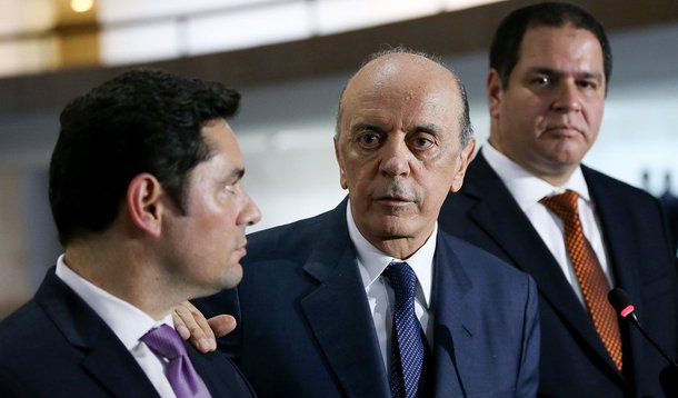 Em entrevista ao lado de líderes da oposição venezuelana, o chanceler interino disse que a Venezuela não é uma democracia; além disso, afirmou que, "ressurgindo a democracia, a Venezuela poderá contar com o Brasil para a sua reconstrução"; segundo ele, a grande maioria da população venezuelana defende a realização de um referendo no País, para afastar o presidente Nicolás Maduro; no Brasil, segundo pesquisa Vox Populi, 61% da população defende a realização de novas eleições diretas, mas Serra rechaça a soberania popular no Brasil; em sua carta aos senadores, a presidente eleita Dilma Rousseff se comprometeu com o plebiscito, mas Serra disse que o que vale para a Venezuela não vale para o Brasil; "muito complicado"; vídeo