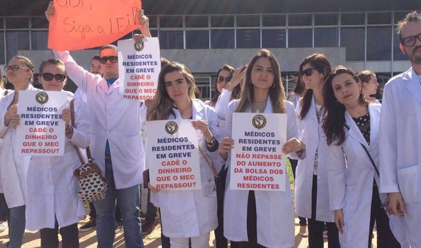 Médicos residentes da rede pública de saúde do Distrito Federal decidiram suspender a greve iniciada há duas semanas, após o governo do Distrito Federal entregar à categoria um documento em que assume o compromisso de pagar a bolsa dos 900 residentes no valor estabelecido pelo Ministério da Educação (MEC) em março; a bolsa é de R$ 3.330,43, mais 30% de auxílio-moradia