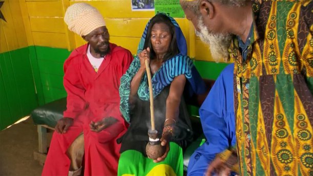 "O Globo Repórter desta sexta-feira chamou a atenção do público não só por falar sobre a Jamaica, mas também por mostrar Glória Maria experimentando maconha durante a visita a uma comunidade rastafari chamada Bobo Ashanti, que é a mais ortodoxa", conta o poeta Lula Miranda, colunista do 247; "A experiência da jornalista, claro, não passou em branco e em poucos minutos o nome dela estava entre os assuntos mais comentados no Twitter"