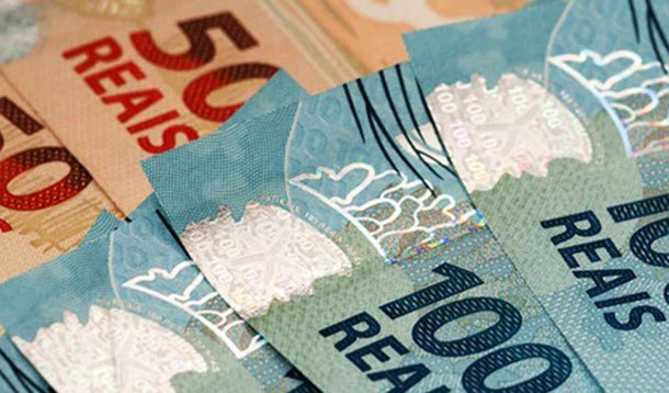 Analistas do mercado melhoraram ligeiramente suas projeções para o rombo primário nas contas públicas neste ano, mas pioraram a expectativa para o ano que vem, conforme relatório Prisma Fisca do Ministério da Fazenda; para 2017,  expectativa passou a ser de um déficit de R$ 145,388 bilhões  para o governo central, acima dos R$ 140,157 bilhões do levantamento anterior; já para 2016, a previsão de déficit primário passou a R$ 159,884 bilhões, abaixo dos R$ 160,378 bilhões estimados anteriormente e inferior a meta de R$ 170,5 bilhões fixada como meta para o ano