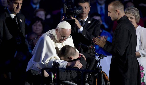 Papa Francisco se reuniu com duas vítimas de abusos sexuais de religiosos no Vaticano; encontro marcou o fim da semana de reunião do grupo instituído pelo próprio Pontífice para debater os relatos de abusos do clero; segundo o padre Hans Zollner, responsável pela Pontifícia Comissão para a Proteção dos Menores, dentre os principais pontos debatidos pelo colegiado está a criação de um dia específico de orações pelas vítimas de abusos, a criação de um "documento guia" sobre o tema para as Conferências Episcopais e a publicação de um site da Comissão