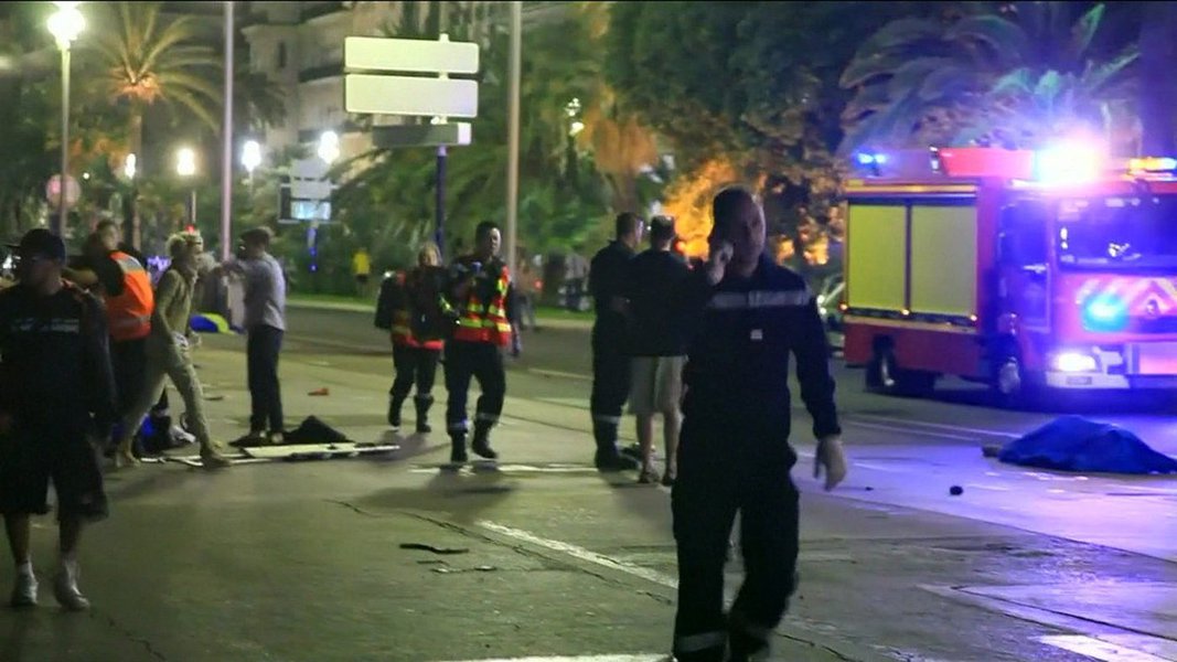 Um jovem de 15 anos de idade foi preso em Paris, suspeito de preparar uma iminente "ação violenta", afirmaram duas fontes judiciais, na segunda trama ligada ao Estado Islâmico descoberta na França em uma semana; no domingo passado, um carro carregado com cilindros de gás foi encontrado perto da catedral de Notre Dame, levando à descoberta de um plano sob a direção do Estado Islâmico para atacar uma estação ferroviária de Paris; sete pessoas, incluindo quatro mulheres, foram presas