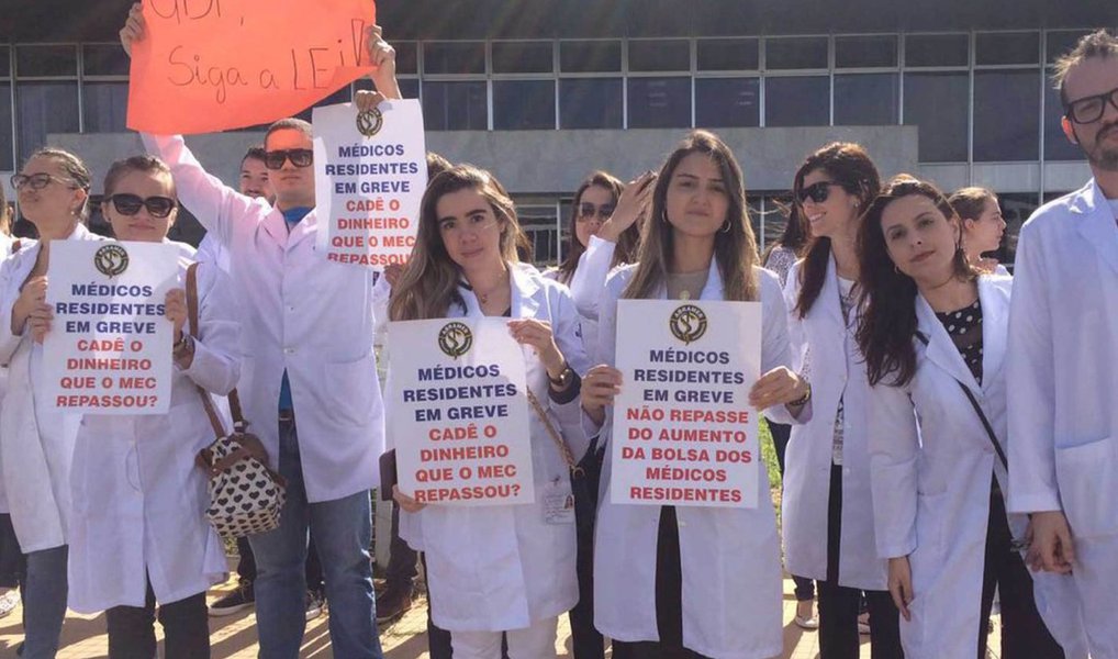 Médicos residentes da rede pública de saúde do Distrito Federal decidiram suspender a greve iniciada há duas semanas, após o governo do Distrito Federal entregar à categoria um documento em que assume o compromisso de pagar a bolsa dos 900 residentes no valor estabelecido pelo Ministério da Educação (MEC) em março; a bolsa é de R$ 3.330,43, mais 30% de auxílio-moradia