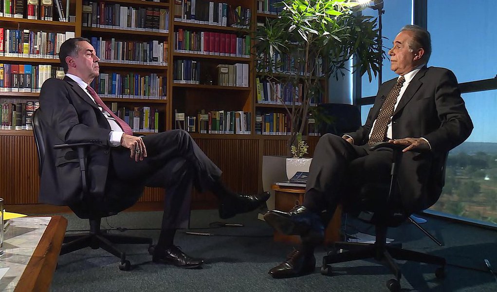 Em entrevista ao jornalista Roberto D'Ávila, exibida na noite de quarta-feira na Globonews, ministro do Supremo Tribunal Federal (STF) Luis Roberto Barroso afirmou que o rito do impeachment, estabelecido pelo tribunal, deu legitimidade ao processo de afastamento da presidente Dilma Rousseff; "Isso, de certa forma, até em desfavor eventualmente da presidente, legitimou um pouco esse processo", afirmou; questionado sobre o caráter golpista do processo, disse: "Esta questão envolve uma matéria sobre que lado você está, na política. E o Supremo do país não pode escolher um lado. Há escolhas políticas que não podem caber ao Supremo. Esta é uma delas"