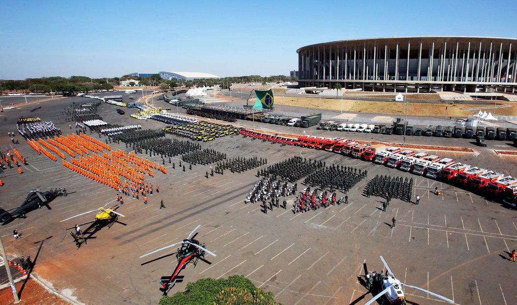 O aparato para a Olimpíada 2016 foi apresentado no anel externo do Estádio Nacional de Brasília Mané Garrincha; cerca de 1,2 mil profissionais de órgãos da segurança pública do DF — entre Polícias Civil e Militar, Corpo de Bombeiros e Detran-DF, além do DER-DF e do Samu — e 2.050 militares das Forças Armadas (Aeronáutica, Exército e Marinha) compareceram à apresentação; a Operação Olimpíadas começa no domingo (24) e vai até 15 de agosto; nesse período, serão mobilizados 4,5 mil profissionais da segurança pública do DF; o efetivo ainda contará com 4 mil militares das Forças Armadas