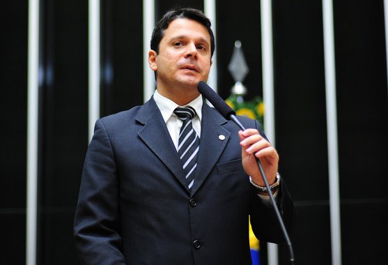 O senador Reguffe (sem partido-DF) informou que vai votar contra a proposta de reajuste para os ministros do STF e a consequente elevação do teto salarial do setor público; o parlamentar considerou a iniciativa absurda e irresponsável, principalmente num momento de crise econômica; a proposta fixa o subsídio mensal em R$ 36.713,88, a partir de 1º de junho de 2016, e R$ 39.293,32, a partir de 1º de janeiro de 2017; "É muito fácil dar aumento, mas quem paga isso? Tem alguém que paga a conta. Não vou fazer essa bondade com o dinheiro do contribuinte brasileiro", disparou