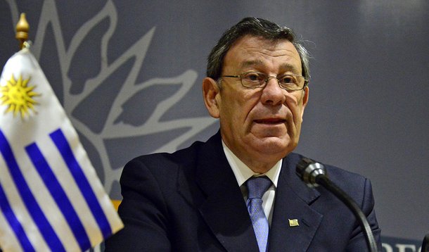 Uruguai rechaçou a proposta feita pelo ministro das relações Exteriores do Brasil, José Serra, para criar um "conselho informal de embaixadores" para gerir o Mercosul, que atuaria até dezembro, quando a Argentina assume a presidência do bloco no lugar pro tempore da Venezuela; segundo o chanceler uruguaio, Rodolfo Nin Novoa, "Não está prevista (a condução colegiada), e se estivesse, necessitaríamos de consenso"; "Não há nenhuma precondição para assumir a presidência. Há um vazio jurídico", destacou