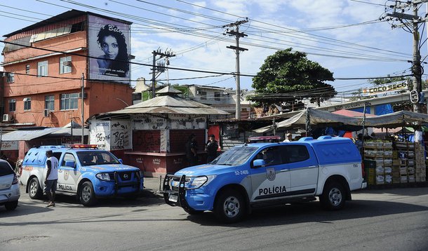 O Estado do Rio registrou, entre janeiro e agosto desta ano, mais de 544 homicídios decorrentes de intervenção policial, um aumento de 18% em relação ao mesmo período de 2015, quando foram computados 459 casos; o levantamento do G1 foi feito com base em estatísticas do Instituto de Segurança Pública (ISP); e ntre janeiro de 2010 e agosto de 2016, houve 3.985 autos de resistência, uma média de 50 por mês