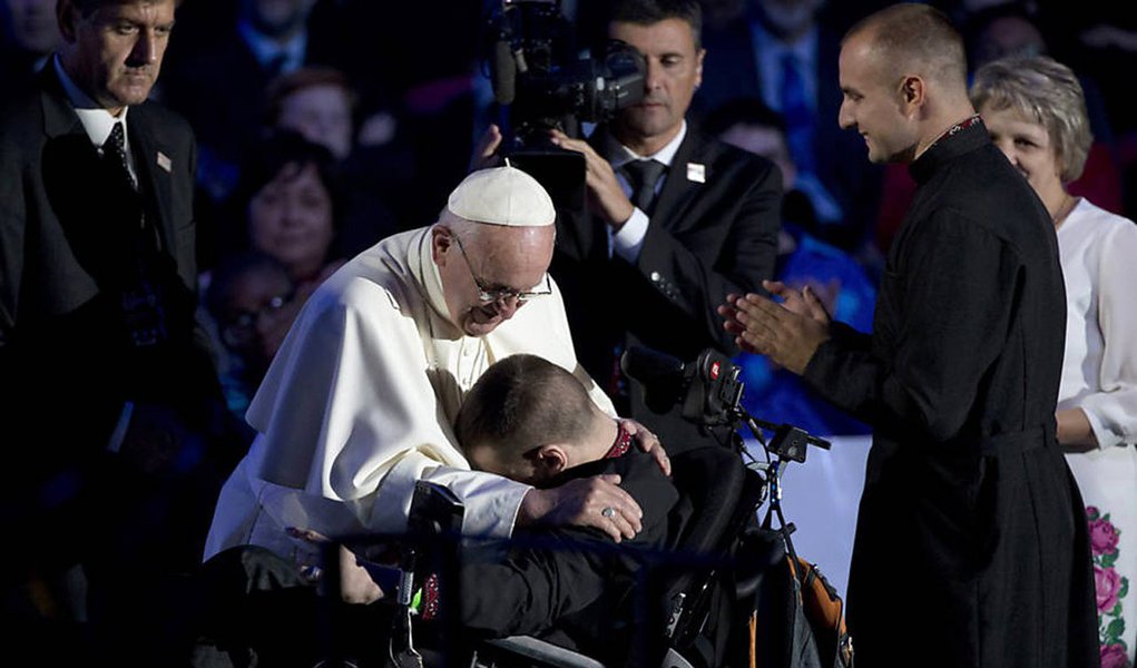 Papa Francisco se reuniu com duas vítimas de abusos sexuais de religiosos no Vaticano; encontro marcou o fim da semana de reunião do grupo instituído pelo próprio Pontífice para debater os relatos de abusos do clero; segundo o padre Hans Zollner, responsável pela Pontifícia Comissão para a Proteção dos Menores, dentre os principais pontos debatidos pelo colegiado está a criação de um dia específico de orações pelas vítimas de abusos, a criação de um "documento guia" sobre o tema para as Conferências Episcopais e a publicação de um site da Comissão