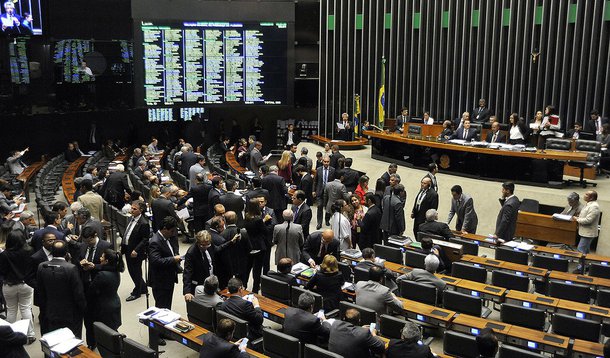 A cassação cada vez mais certa do mandato de Eduardo Cunha (PMDB) terá como efeito imediato nova eleição para a presidência da Câmara em um prazo de cinco sessões; vencedor cumprirá um mandato-tampão até 1º de fevereiro de 2017; grupo com o maior número de candidatos e de partidos reunidos é o chamado "centrão", formado por PP, PR, PSD, PTB, PRB e outras siglas, que reúne pouco mais de 200 dos 513 deputados;entre os candidatos deste grupo estão Rogério Rosso (PSD-DF), Jovair Arantes (PTB-GO), Beto Mansur (PRB-SP), entre outros; antiga oposição a Dilma —PSDB, DEM, PSB e PPS quer nome sem vínculo com Cunha