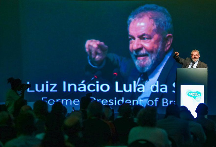 "Está em curso no Brasil uma ofensiva que não mira somente a principal organização de esquerda e a liderança de maior expressão popular, que é o ex-presidente Lula; mas uma ofensiva radical para viabilizar a restauração neoliberal no seu estágio ultra-conservador e reacionário, com regressão de direitos, destruição da economia nacional e transferência da riqueza do país ao estrangeiro", diz o colunista Jeferson Miola; "O PT deve fazer, com urgência, a profunda crítica e autocrítica desta circunstância histórica. Este esforço analítico e de reconstrução não pode, porém, se dissociar da luta tenaz contra o regime de exceção e o fascismo, que encontra um terreno cada vez mais fecundo para avançar no Brasil"