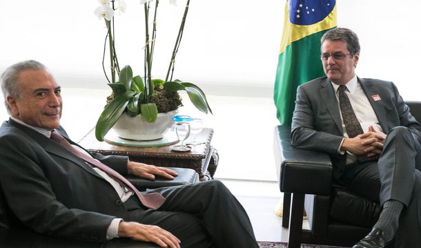 "Vim, mais uma vez, aprofundar o diálogo entre o governo brasileiro e a OMC, que continua sempre interessada em avançar no diálogo com o Brasil e facilitar a inserção do país no comércio internacional", disse Roberto Azevêdo, após encontro com o presidente interino, Michel Temer; há cerca de dez dias, o chanceler interino, José Serra, questionou a credibilidade da organização, criticou decisões e sinalizou que o Brasil poderia se distanciar ao dizer que o país estava "pronto para tomar novos caminhos"