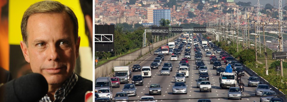 Jornalista Fernando Brito, do Tijolaço, diz ser "impressionante a rapidez do retrocesso que espera os paulistanos"; ele comenta a primeira medida a ser realizada pelo tucano João Doria, a reversão da velocidade máxima nas marginais, e critica: "Nenhum estudo ou debate sobre o que isso representou de redução nos acidentes, ferimentos ou mortes. Nenhuma consulta a especialistas em segurança viária"; se para ele, que "só pensa em dinheiro, os radares representavam a "indústria da multa", o contrário também pode representar a "indústria das mortes", diz Brito