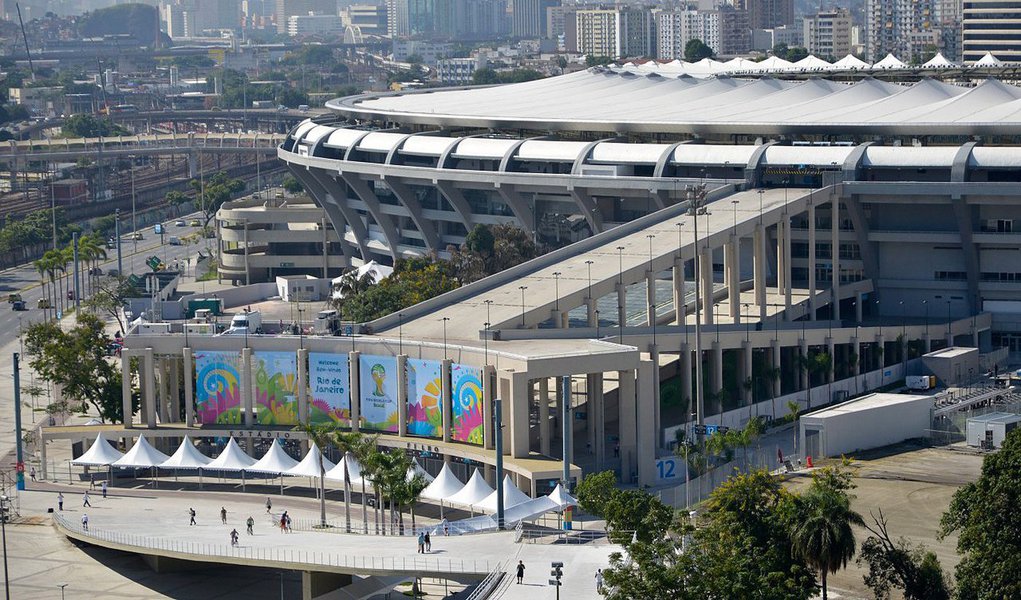 Em carta enviada à Secretaria da Casa Civil no dia 16 de junho pela Concessionaria Maracanã, formada pela Odebrecht (95%) e pela norte-americana AEG (5%), o grupo alega que não conseguiu rever o contrato de cessão da arena; a concessão foi firmada por 35 anos; no acordo, o grupo poderia derrubar o parque aquático e o estádio de atletismo para erguer um centro comercial e estacionamentos, mas a medida foi proibida