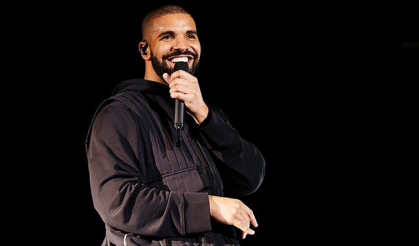 Rapper canadense Drake voltou ao topo da parada norte-americana de discos Billboard 200 com "Views" após um intervalo de sete semanas fora do primeiro lugar; "Views" encabeçou a lista pela primeira vez em abril e ao todo ficou na liderança da Billboard durante 13 semanas não-consecutivas