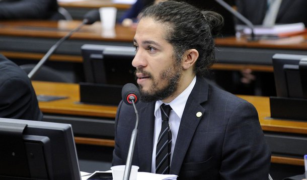 O projeto do deputado Jean Wyllys (Psol-RJ) libera as discussões de qualquer natureza nas salas de aula; a proposta prevê o respeito à liberdade religiosa e a educação contra o preconceito, violência e estigmatização de pessoas por questões de cor, deficiência, condição social, nacionalidade, orientação sexual ou identidade de gênero; a proposta é um contraponto ao projeto 'Escola Sem Partido'; o MPF encaminhou ao Congresso uma nota técnica apontando a inconstitucionalidade deste projeto, que recebeu parecer contrário da Advocacia-Geral da União (AGU) em uma ação direta de inconstitucionalidade que tramita no STF 