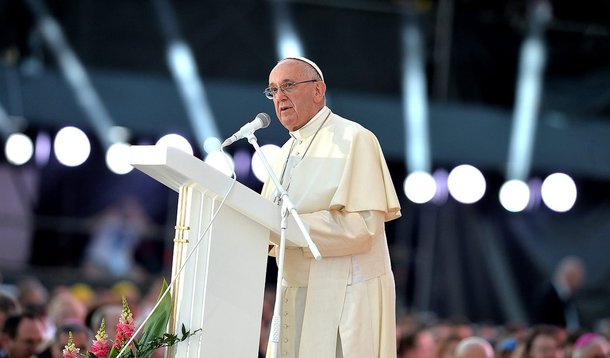 Francisco, 79, que disse ser um "desastre" com a tecnologia, incluiu no sermão do último grande evento da viagem vários termos de tecnologia e das mídias sociais. Ele pediu que os jovens façam "download do melhor 'link' de todos, o do coração que vê e transmite bondade sem ficar cansado"
