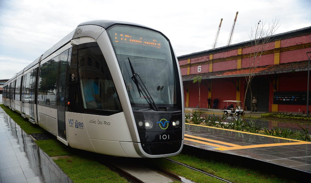 O início da operação comercial do veículo leve sobre trilhos (VLT), que estava previsto para esta sexta-feira (1º), foi adiado; segundo a Secretaria Municipal de Transportes, não há ainda uma data definida para a operação, quando começará a ser cobrada uma tarifa dos passageiros; tampouco há informação sobre o horário de circulação do VLT quando começar a operação comercial; atualmente, o VLT está circulando gratuitamente, das 10h às 17h, entre o terminal de cruzeiros da Praça Mauá e o Aeroporto Santos Dumont