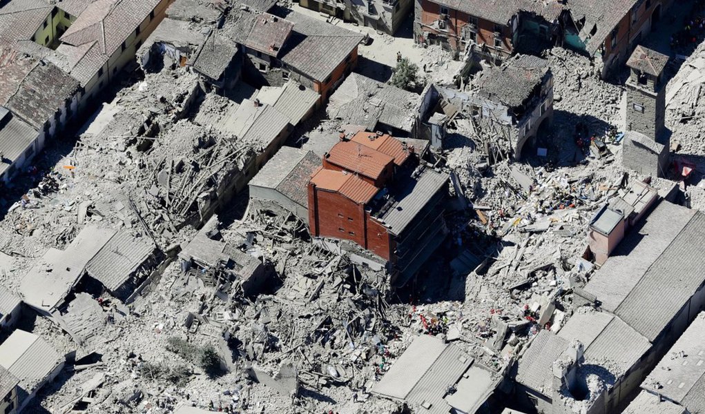 Em Amatrice, a cidade mais afetada pelo sismo, pelo menos 11 edifícios históricos desabaram, incluindo duas basílicas (San Francesco e Sant'Agostino), seis igrejas (San Giovanni, Sant'Agnese, Santa Maria del Suffragio, San Giuseppe, Sant'Emidio e del Crocifisso), o Arquivo Municipal, a Biblioteca Municipal e o Museu Cívico