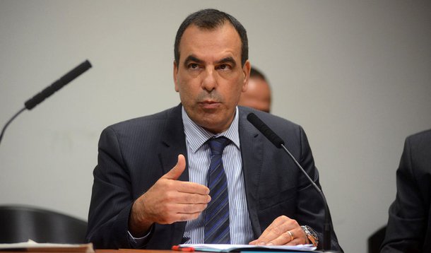 Telefônica Brasil, que opera sob a marca Vivo, espera continuar investindo 8 bilhões de reais por ano, disse nesta terça-feira o presidente-executivo da companhia, Amos Genish; ele disse que a empresa quer transformar-se em uma plataforma de serviços digitais à medida que as receitas com voz se tornam cada vez menores; "Um modelo que é focado em voz e não em banda larga está ultrapassado", disse Genish