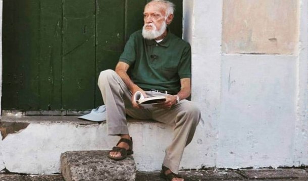 Trata-se de um road movie, cuja principal jornada é a interior do protagonista, interpretado por Lauande Aires. Sua viagem pelo interior do Nordeste é marcada pela paisagem local, descoberta de espaços e pessoas, que ajudam a reconstituir o seu passado, recobrar suas saudades da mãe, dos amores, dos lugares