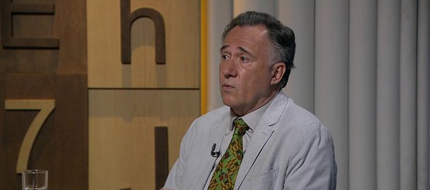 Há duas teorias que podem explicar a mudança de postura dos grandes veículos contra o governo: pressionam Temer para viabilizar a bolsa-mídia; ou esse é o início da queda do peemedebista, dando abertura a uma eleição indireta realizada pelo Congresso; nesse último caso, o afastamento de Michel Temer poderá levar a um aprofundamento da repressão contra grupos contrários ao impeachment, avalia o historiador e cientista político Luiz Felipe de Alencastro, que concede entrevista ao jornalista Luis Nassif