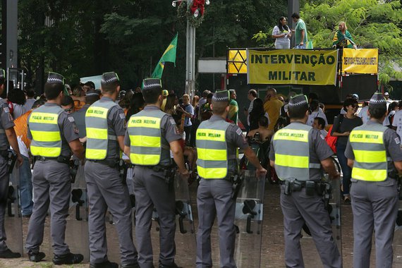 "De repente, da multidão verde amarela que ocupava a Avenida Paulista só restou aquele caminhão pedindo a volta dos militares. Isto é, a multidão da Paulista agora cabe num caminhão", diz o colunista Aderbal Freire-Filho;." Afinal, eram os que tinham uma proposta mais clara e definida: queriam os militares de volta. Os outros eram os ingênuos e os bandidos. Os ingênuos queriam derrubar a presidente para acabar com a corrupção. Os bandidos queriam derrubar a presidente para continuar com a corrupção. Os do caminhão queriam os militares: ditadura, censura, tortura... e corrupção"
